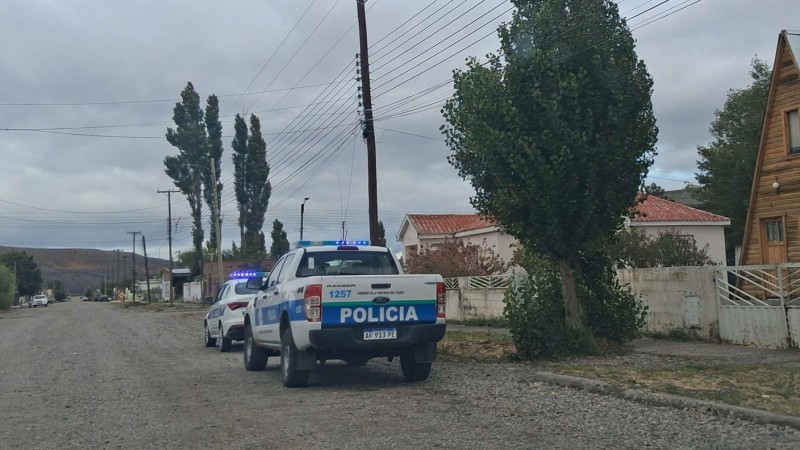 Río Mayo: apuñaló a su ex mientras dormía y la policía encontró objetos robados en la casa