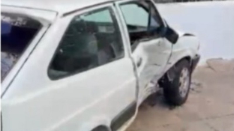 Dejó el auto estacionado porque no arrancaba y apareció chocado contra el Comando