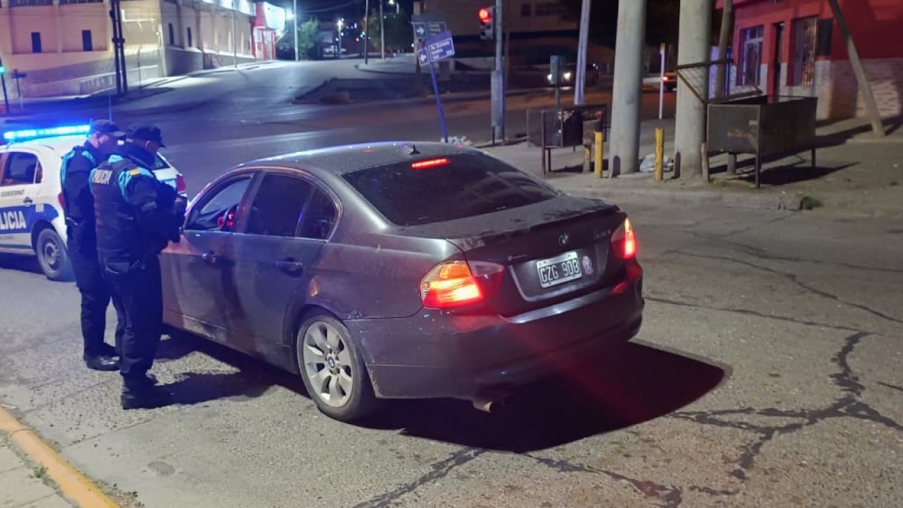 Conducía sin luces, alcoholizada y sin documentación: le secuestraron el auto