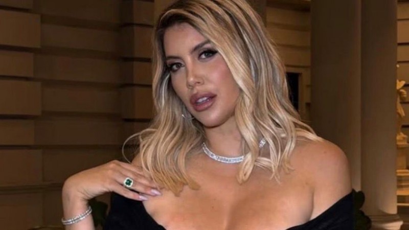 Escracharon a Wanda Nara y su novio por sus modales en el tren bala de Japón