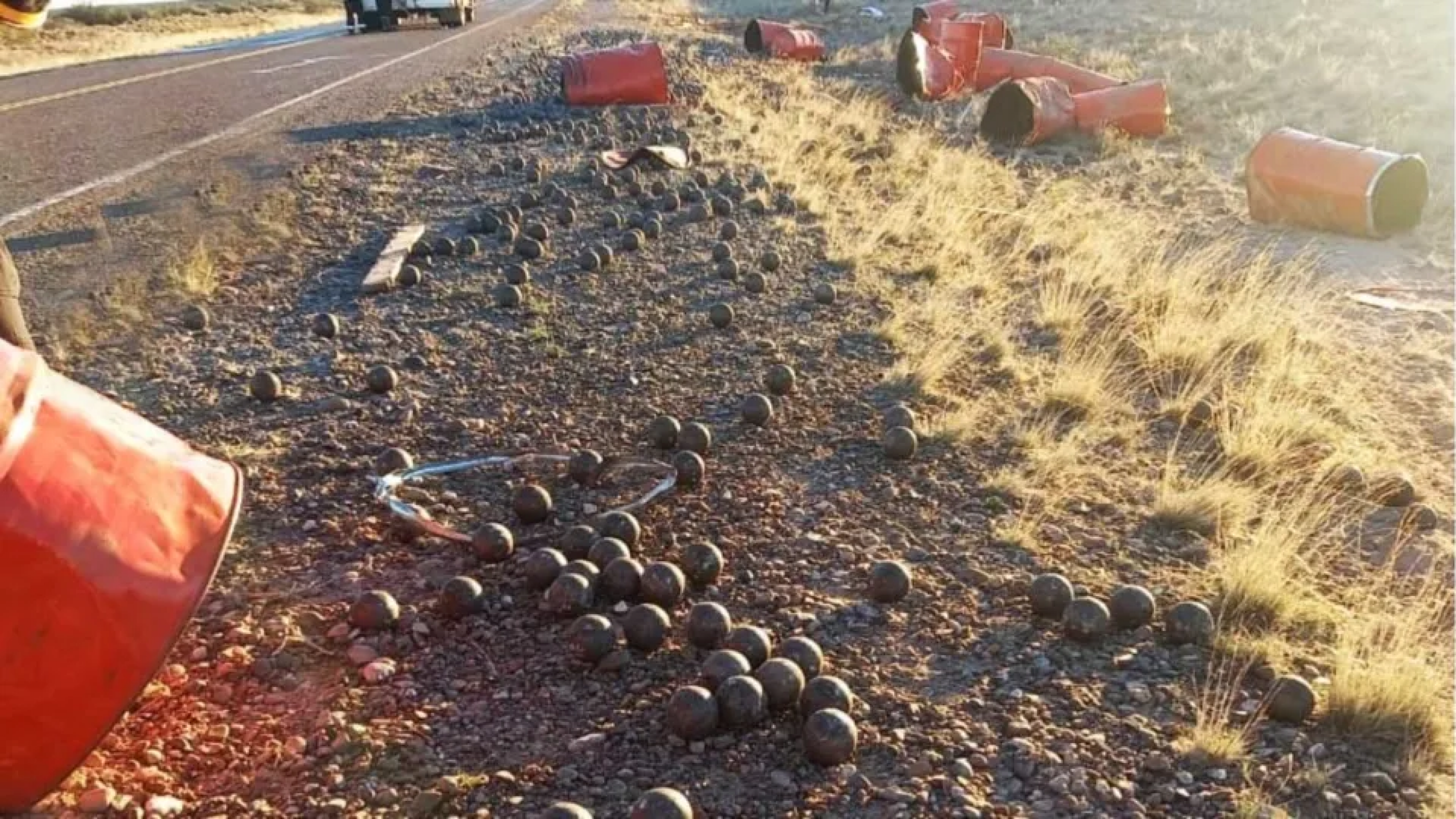 Ruta 3: un choque entre un auto y un camión provocó el vuelco de una carga de bolas de acero