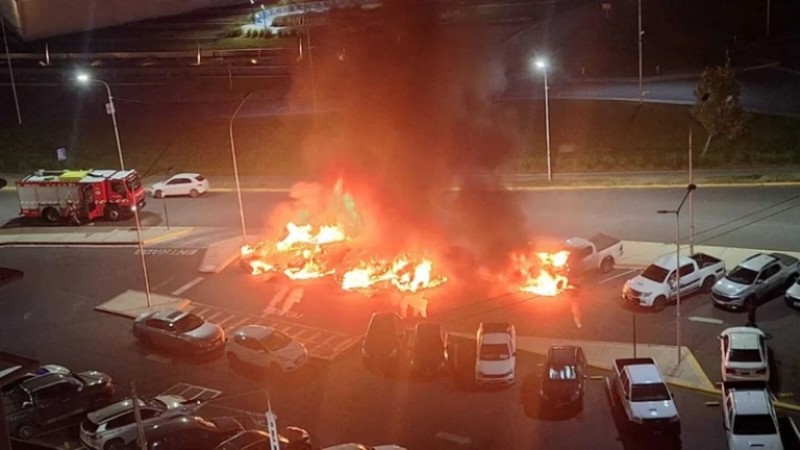 Escándalo en Neuquén: un joven herido y seis autos de alta gama calcinados en un presunto ataque por infidelidad