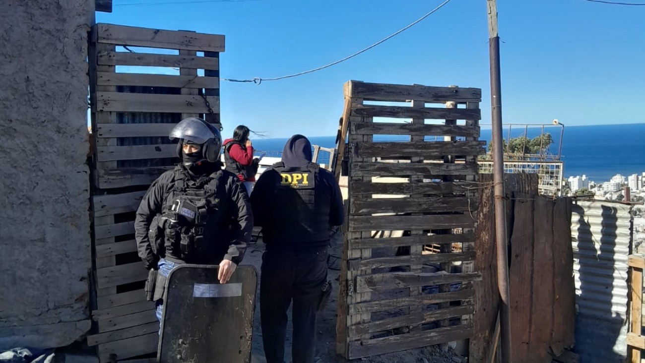 Allanamientos por robo armado en un comercio: identificaron a los sospechosos