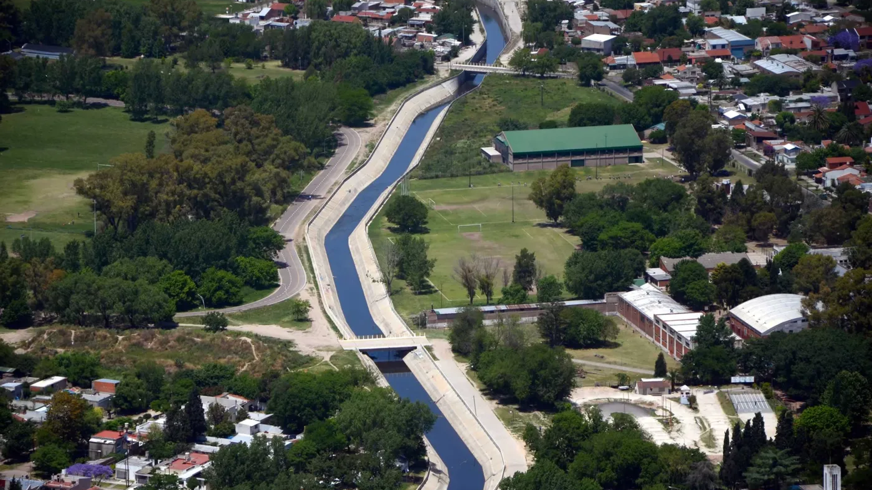 Horror en La Plata: investigan la muerte de un hombre hallado en un arroyo