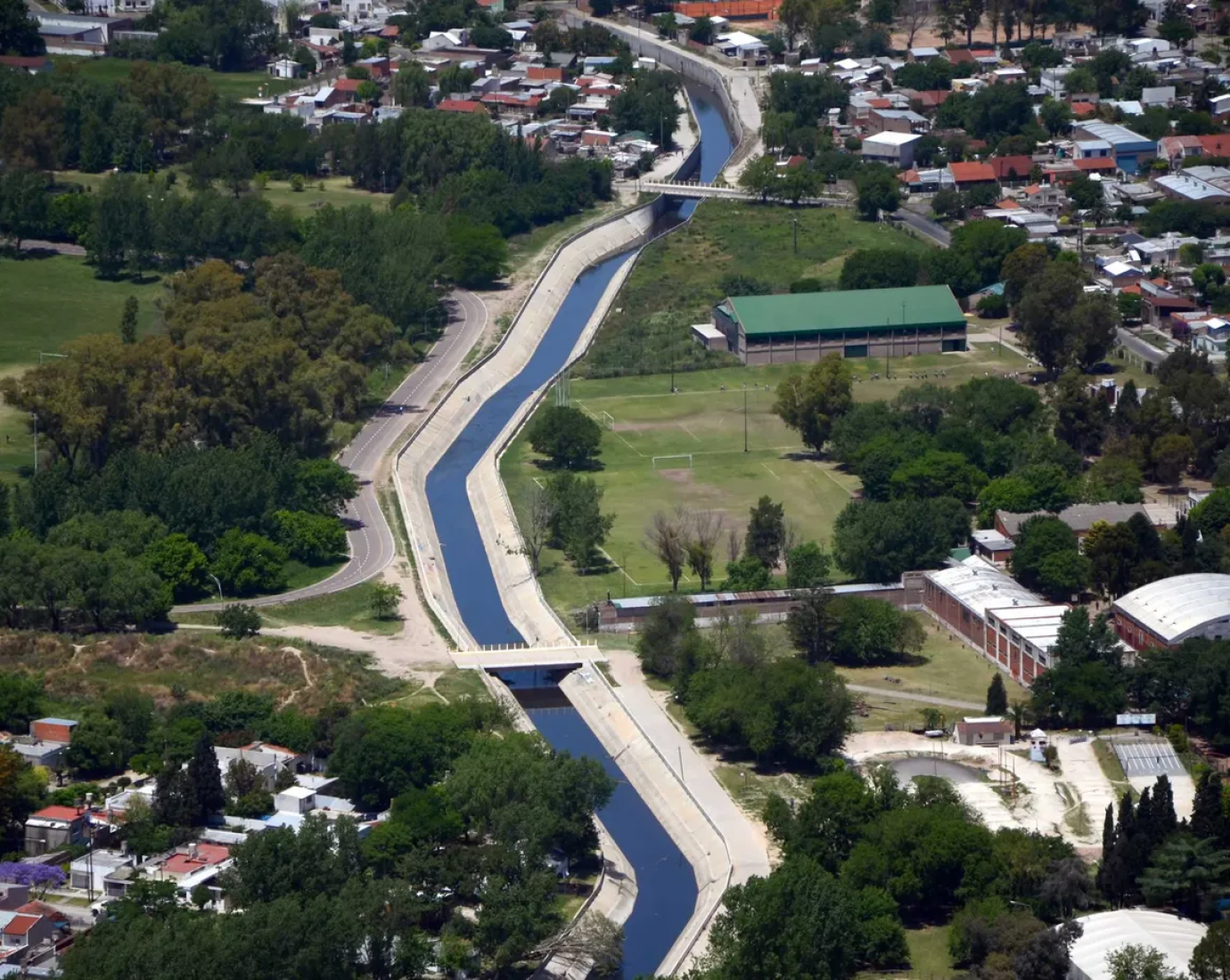 Horror en La Plata: investigan la muerte de un hombre hallado en un arroyo
