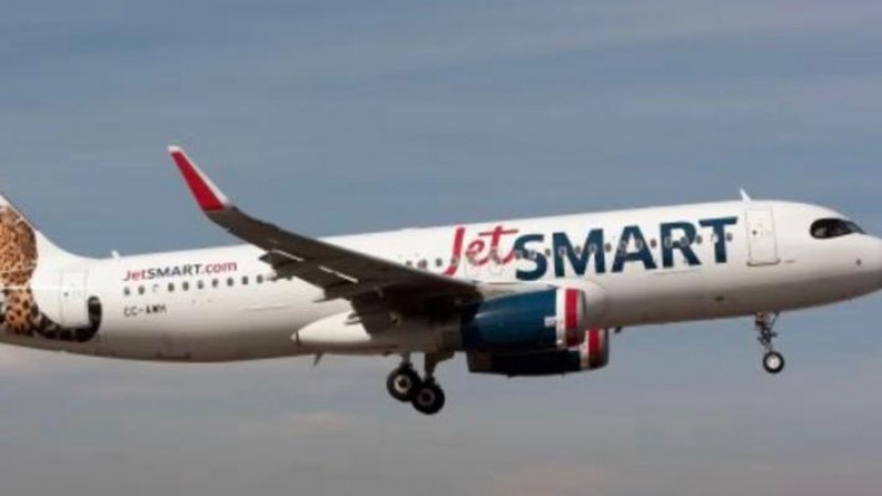 Denuncian abandono de pasajeros tras fallas en un vuelo de JetSmart: "No solucionaron nada"