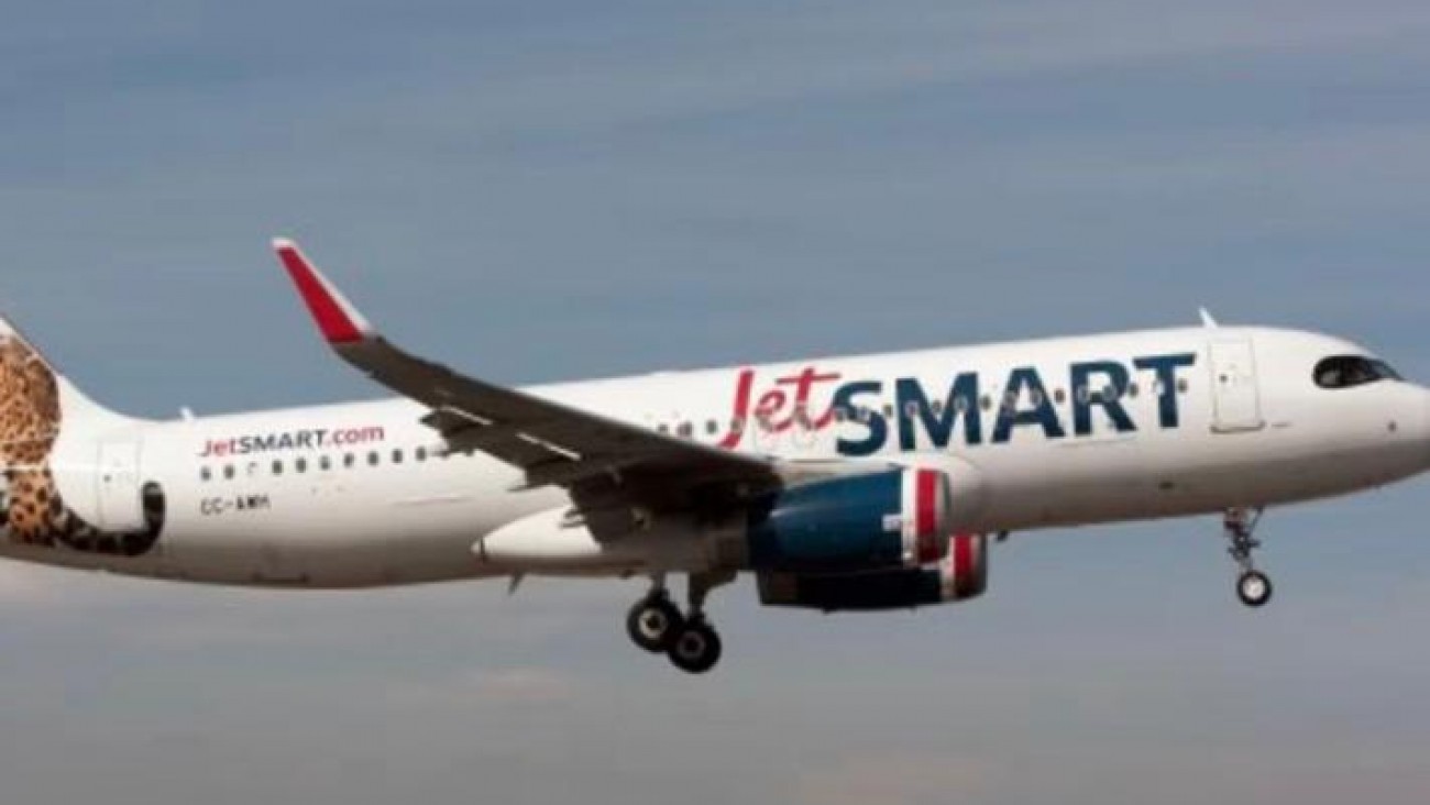 Denuncian abandono de pasajeros tras fallas en un vuelo de JetSmart: "No solucionaron nada"