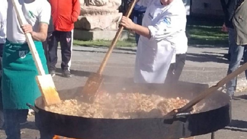 La Plaza Independencia de Trelew se vistió de solidaridad con una paella gigante para recaudar fondos