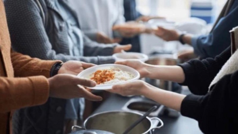 Organizan entrega de comida caliente para vecinos en Quirno Costa