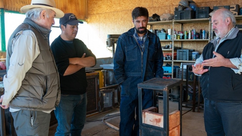 "Salamandra Solidaria": Jóvenes de Km 17 aprenden soldadura para calefaccionar a familias vulnerables