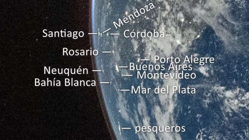 Fotos desde el espacio exponen una gran flota china pescando al límite del Mar Argentino