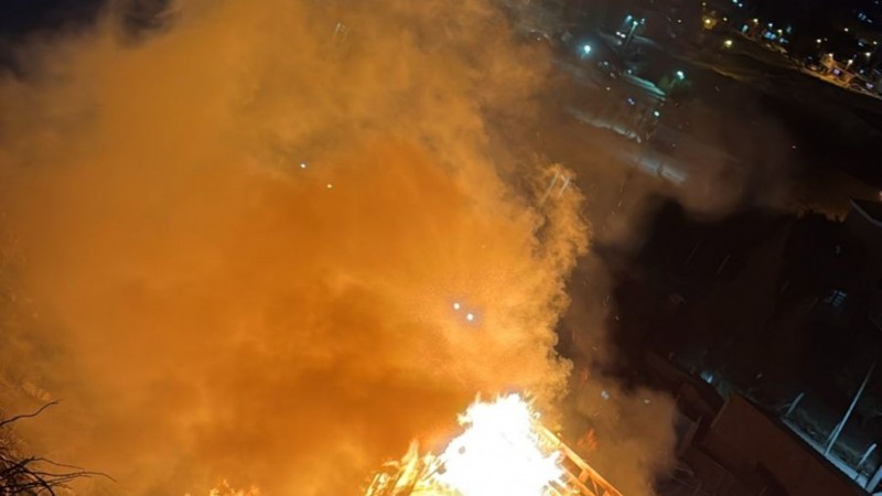 Incendio en zona de quintas: una vivienda en construcción fue consumida por el fuego