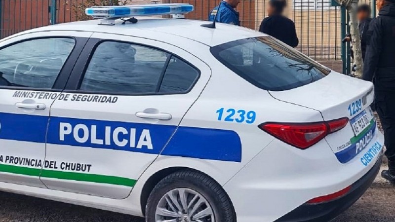 Un alumno llevó una pistola de aire comprimido y un cuchillo a una escuela de Madryn: activaron el protocolo