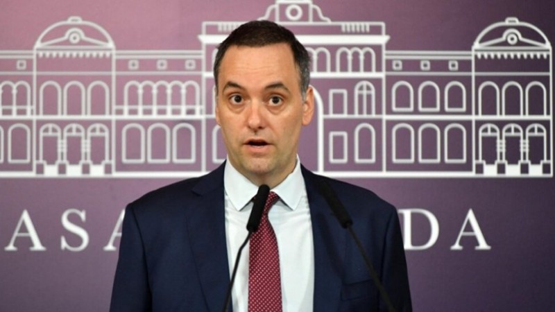 Adorni y la casta se aumentaron un 123% el sueldo en 2026, mientras les piden sacrificio a los argentinos, que apenas ligamos un mísero 10% de aumento