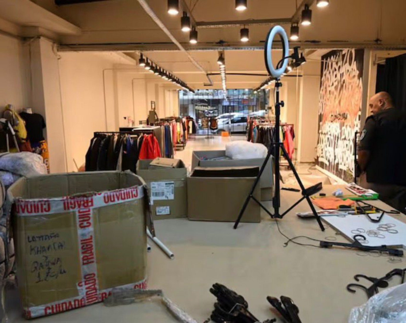 Secuestran ropa de contrabando por más de $150 millones en un local de Belgrano