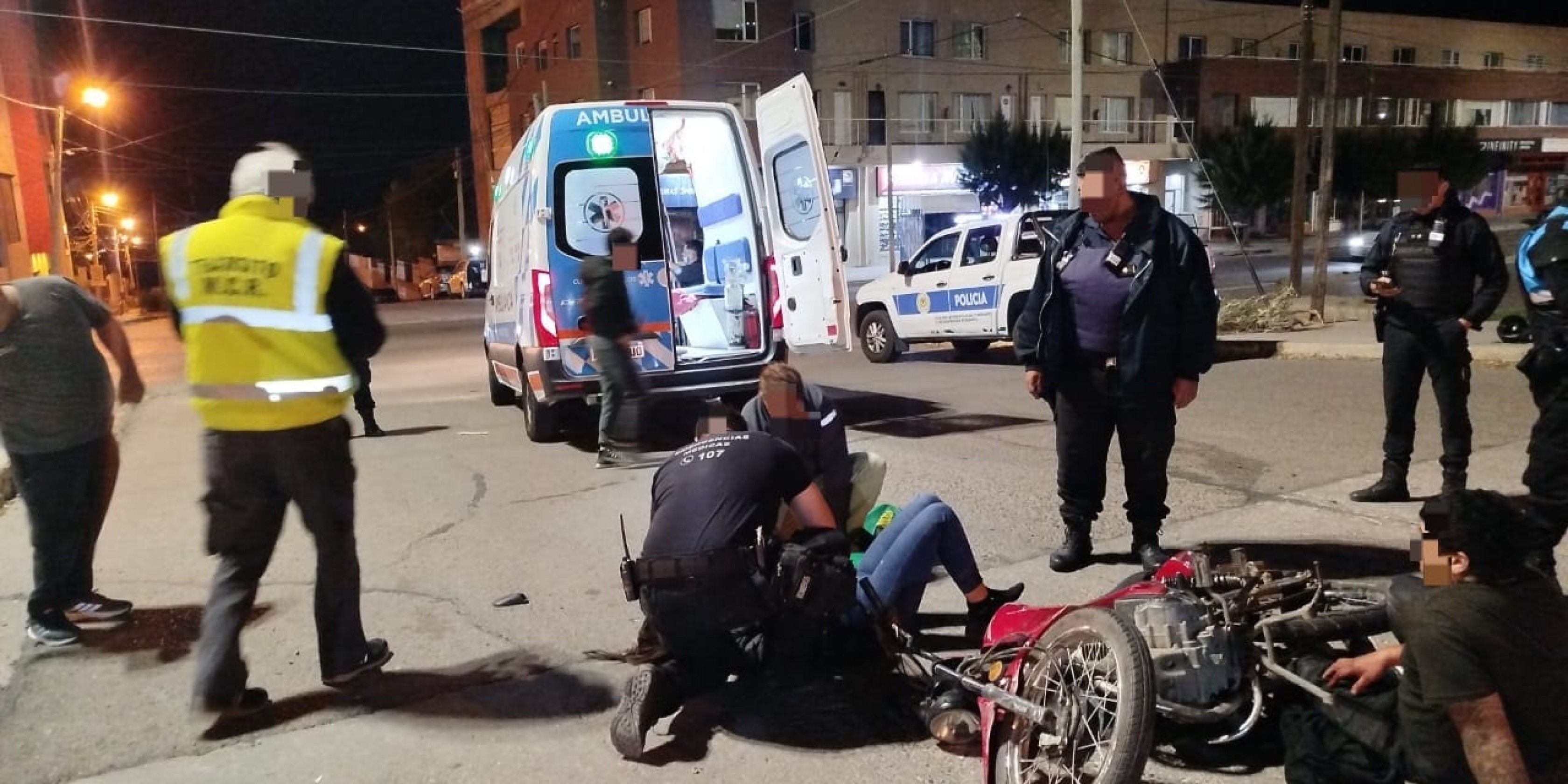 Comodoro: intentó escapar de un control, atropelló a una joven y terminó hospitalizado