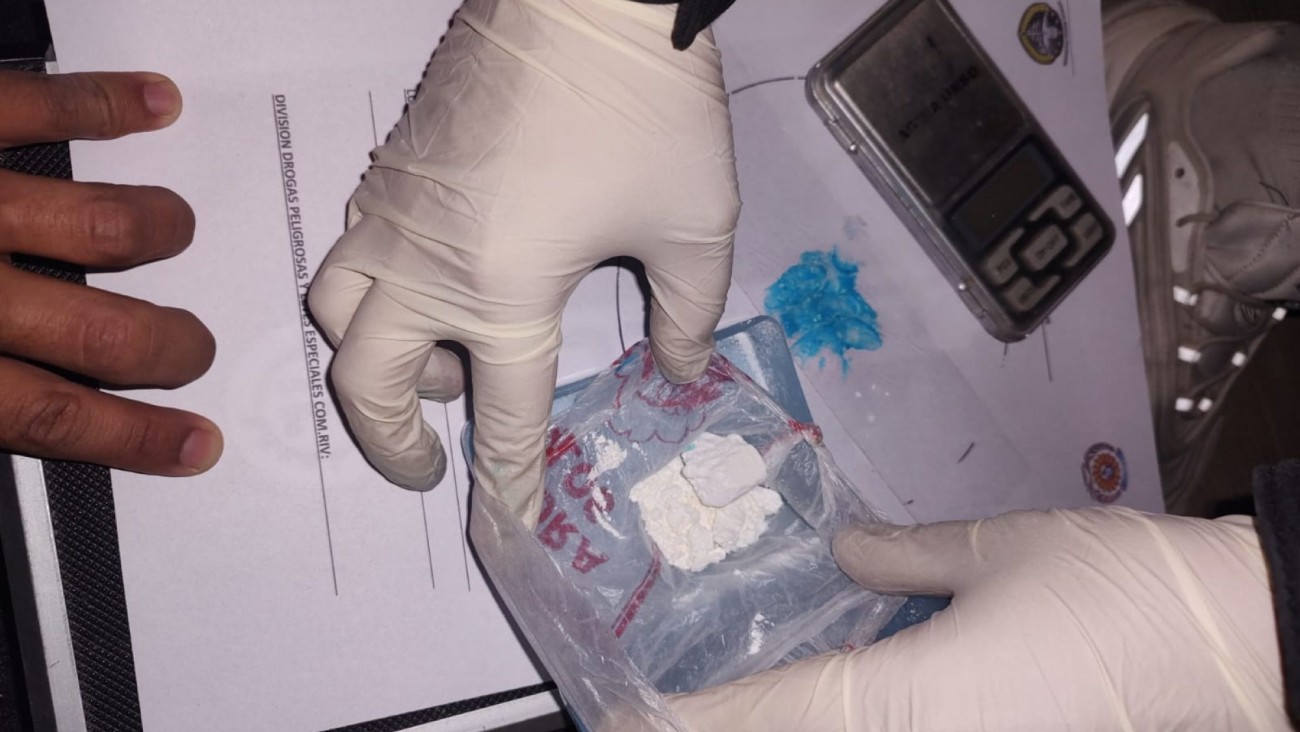 Cocaína en un control policial en Comodoro: interceptaron a un conductor sin licencia ni seguro