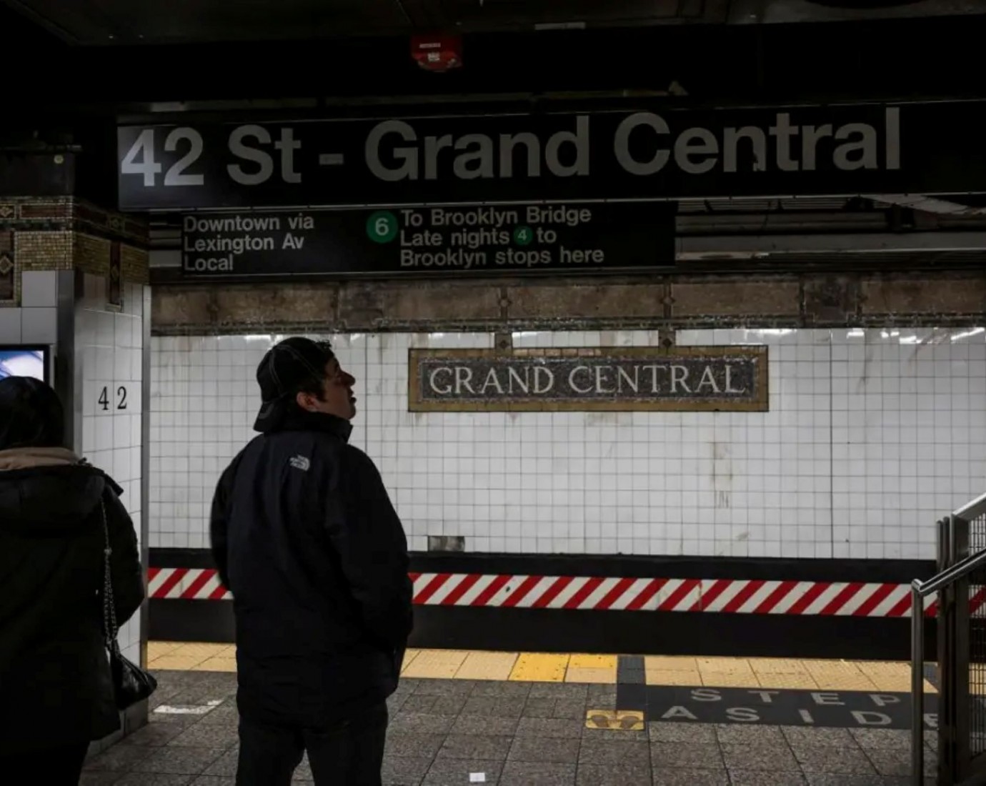 Ataque en el subte de Nueva York: un hombre apuñaló a varias personas y generó pánico en plena hora pico