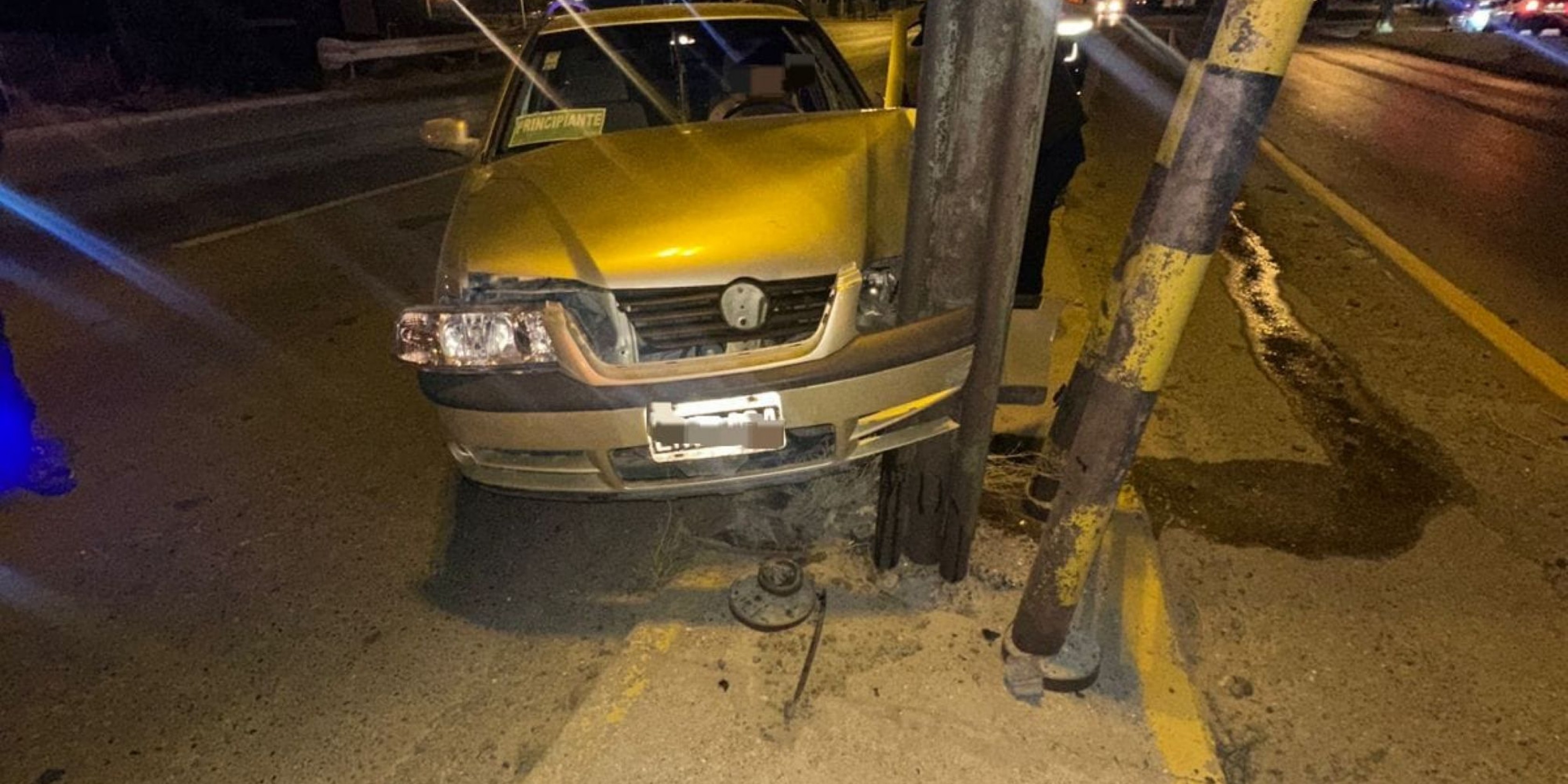 Otro choque con un poste de luz en Comodoro: la conductora aseguró que falló la dirección del auto