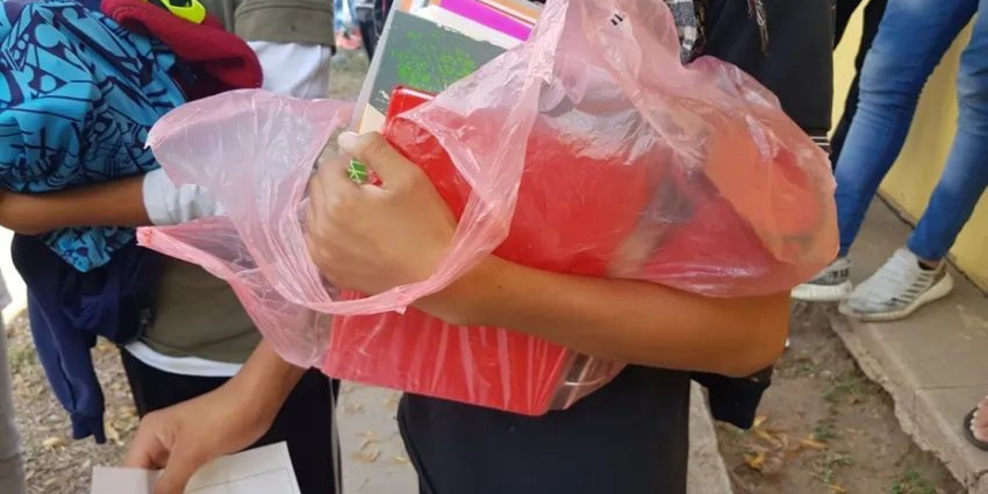 Entre mochilas revisadas, bolsas transparentes y mensajes en baños: cómo impacta el "reto viral" en las escuelas de Chubut