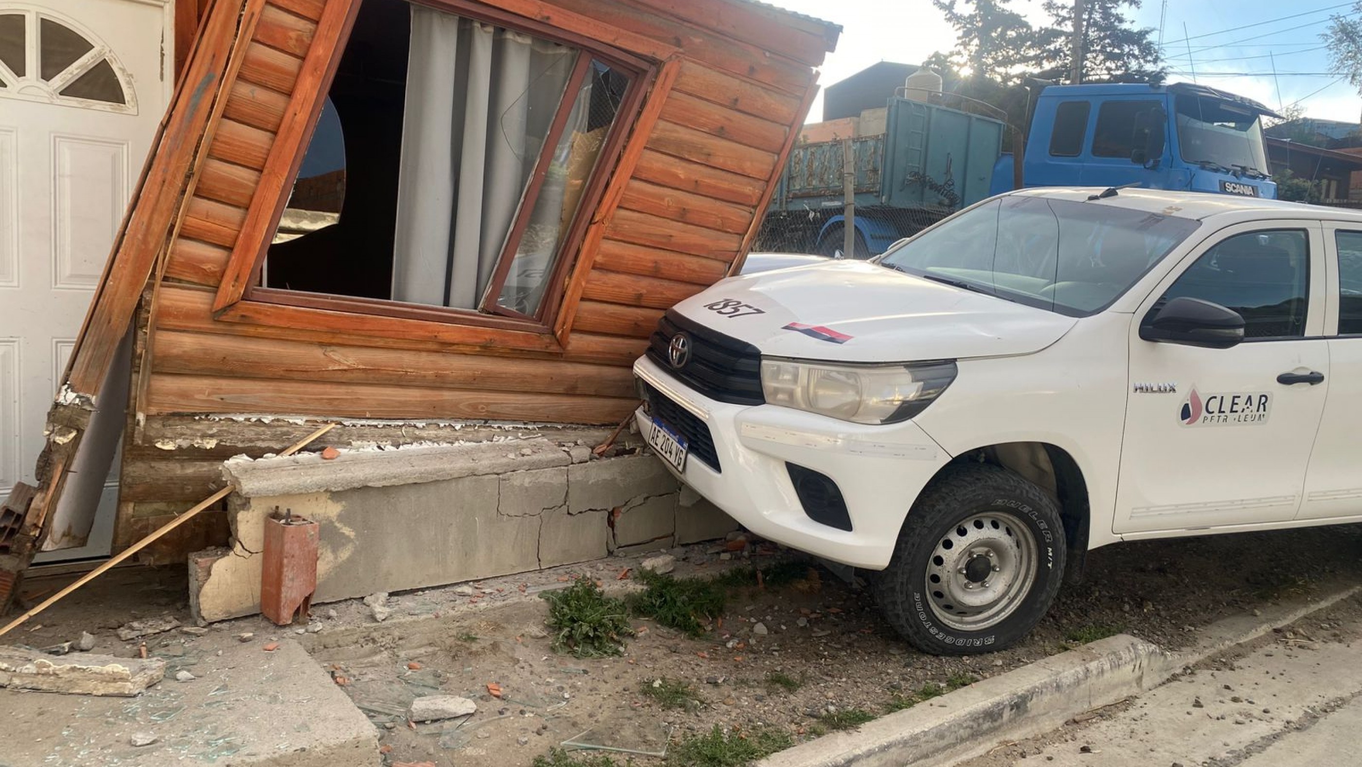 Dejó la camioneta estacionada, se soltó el freno de mano y terminó chocando contra una casa