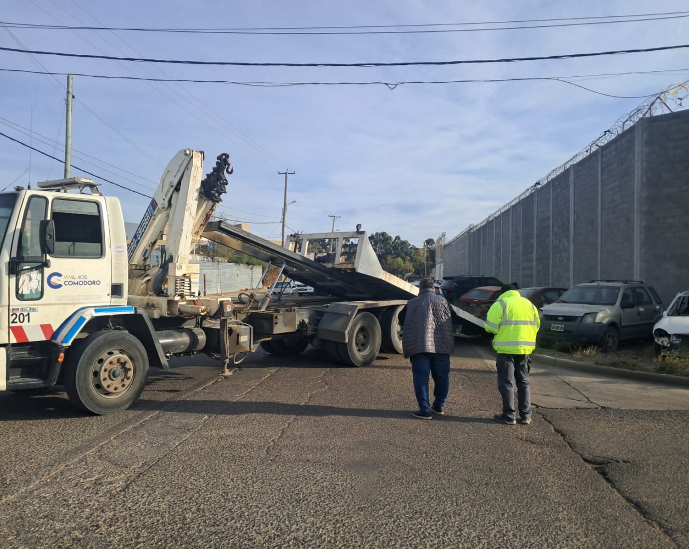 Comenzó el traslado de más de 100 autos secuestrados al corralón municipal