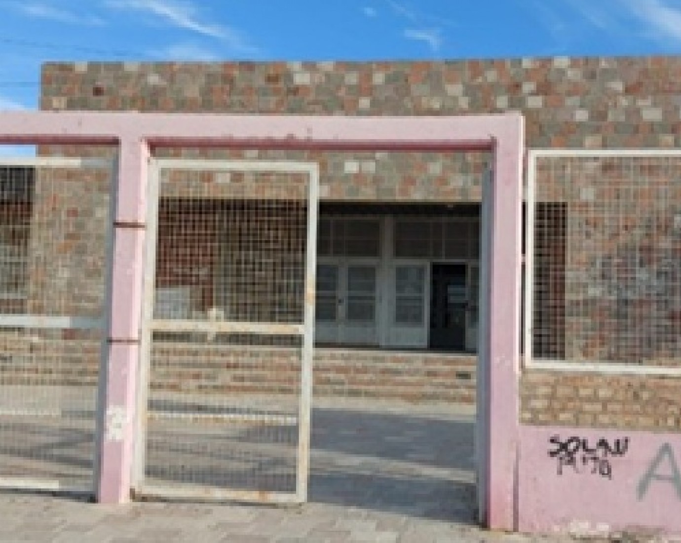 Alarma en una escuela de Madryn: un estudiante ingresó con un arma en la mochila
