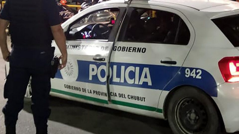 Allanaron casas de dos alumnos en Trelew por amenazas de tiroteo en una escuela