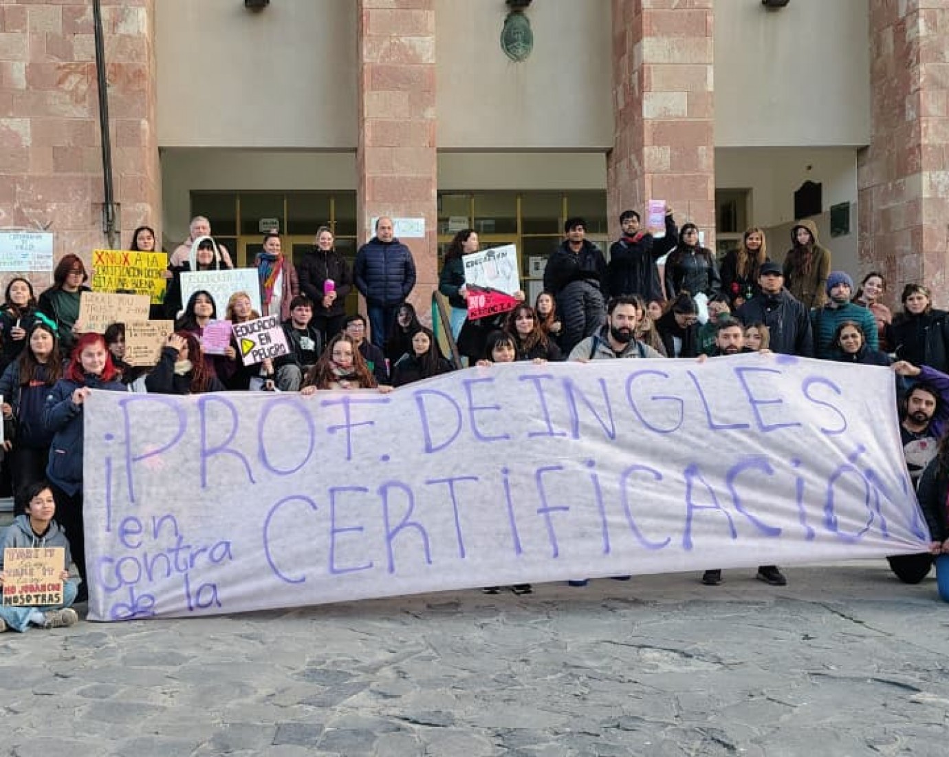 Estudiantes del Profesorado de Inglés protestaron en Comodoro contra la certificación impulsada por Educación