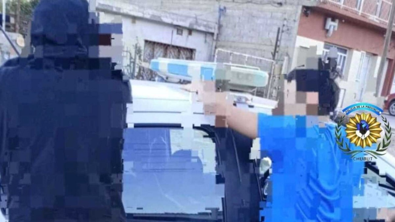 Detuvieron a dos jóvenes por vandalizar una camioneta en Comodoro tras una alerta del Centro de Monitoreo