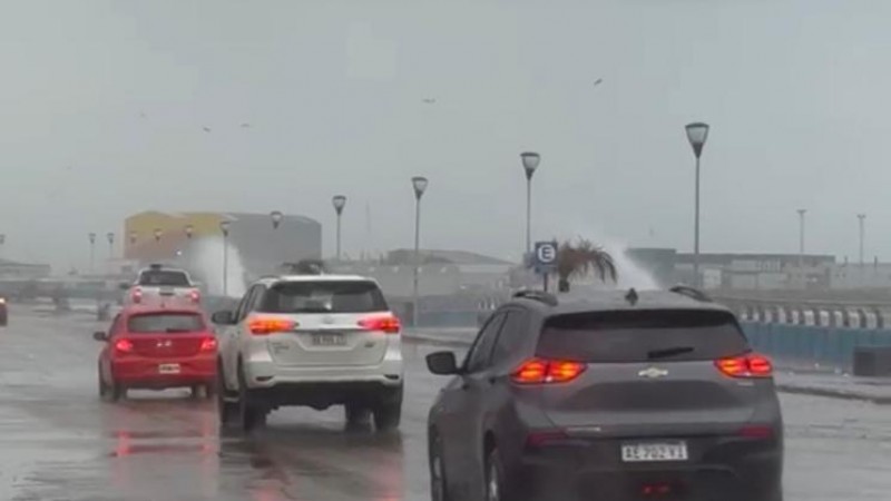 Viento, lluvia y fuerte marejada: advierten por complicaciones en la avenida Ducós