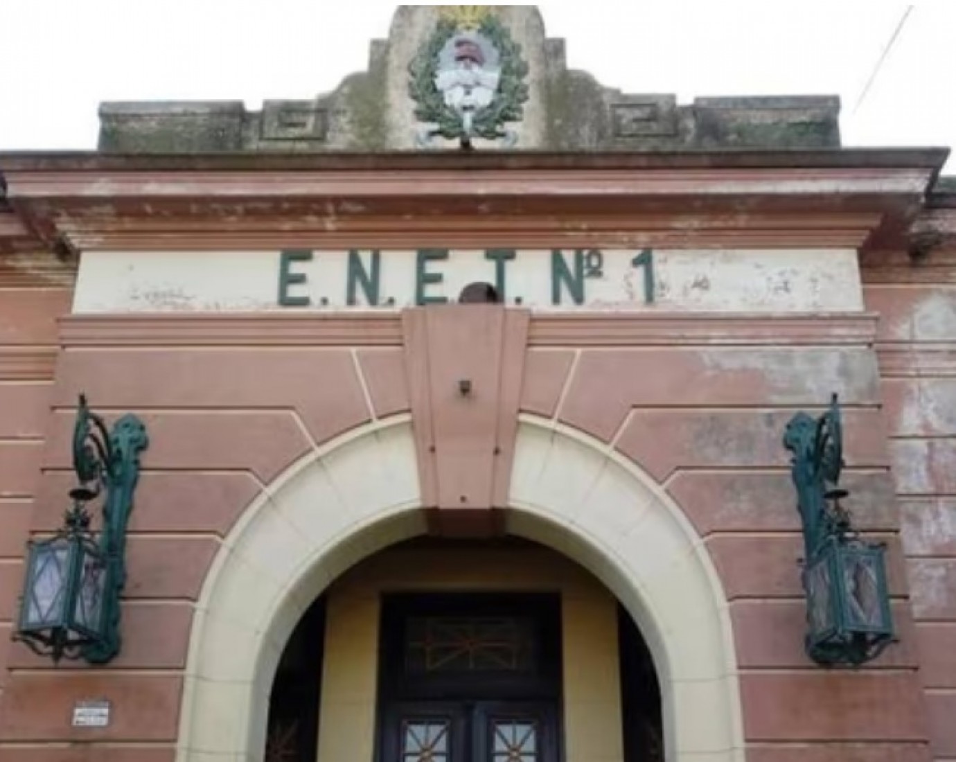 Una preceptora se "patinó" 50 mil dólares destinados a un viaje a El Bolsón: el engaño