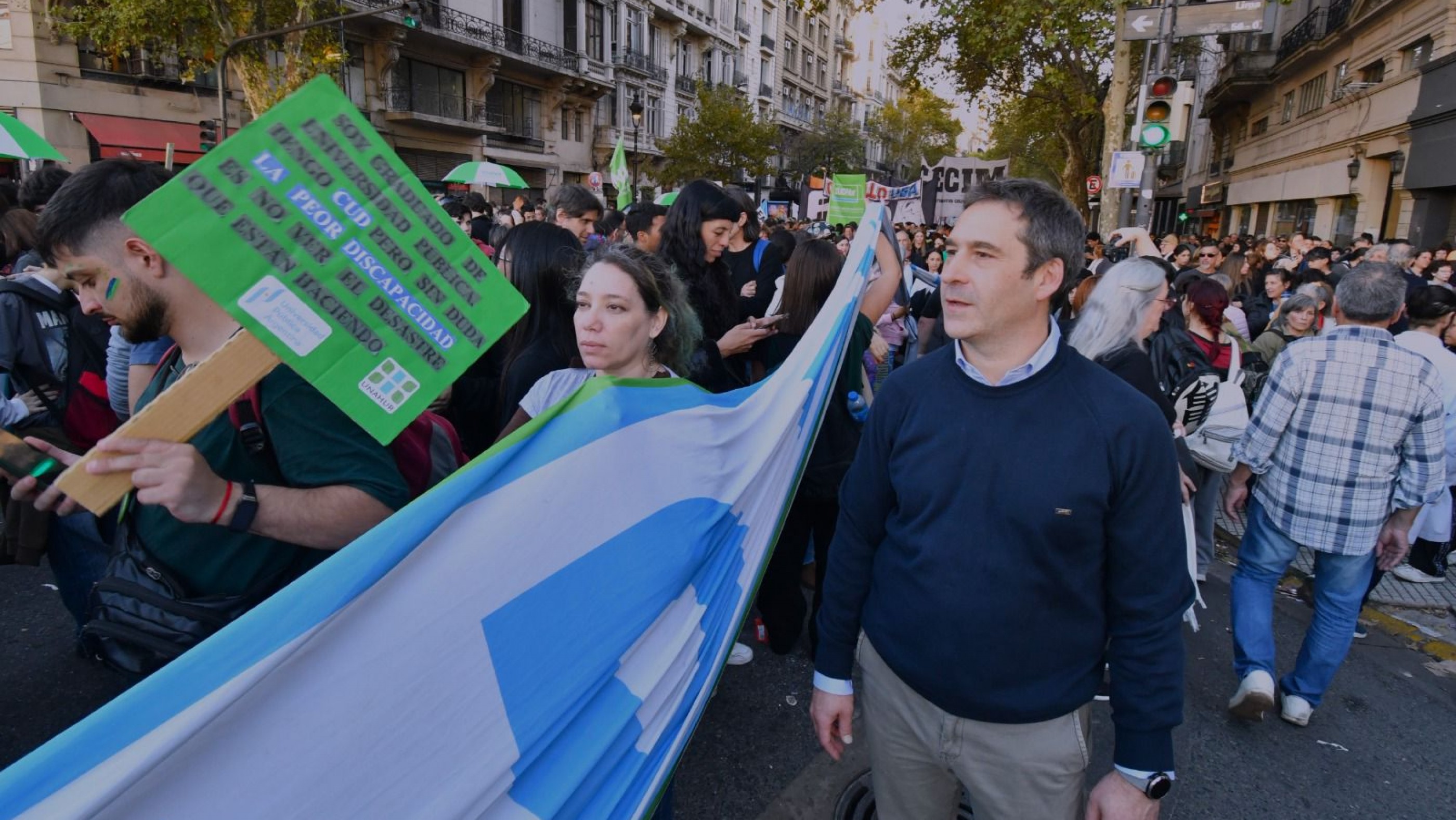 Luque acompañó la multitudinaria marcha universitaria en Plaza de Mayo: "La defensa por la educación pública y de calidad nos tiene que unir a todos"