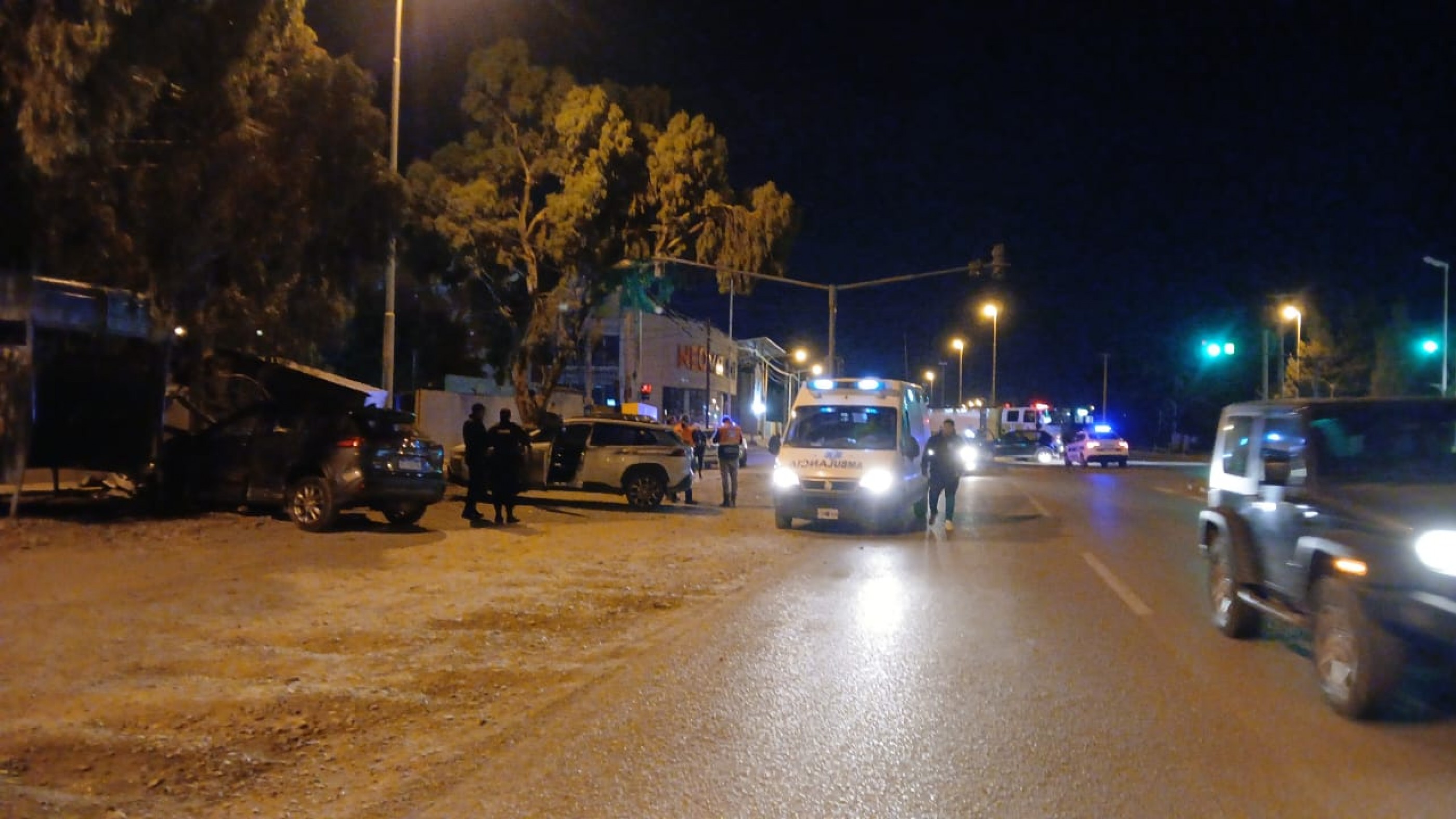 Un choque terminó con un auto incrustado contra un carrito de comidas