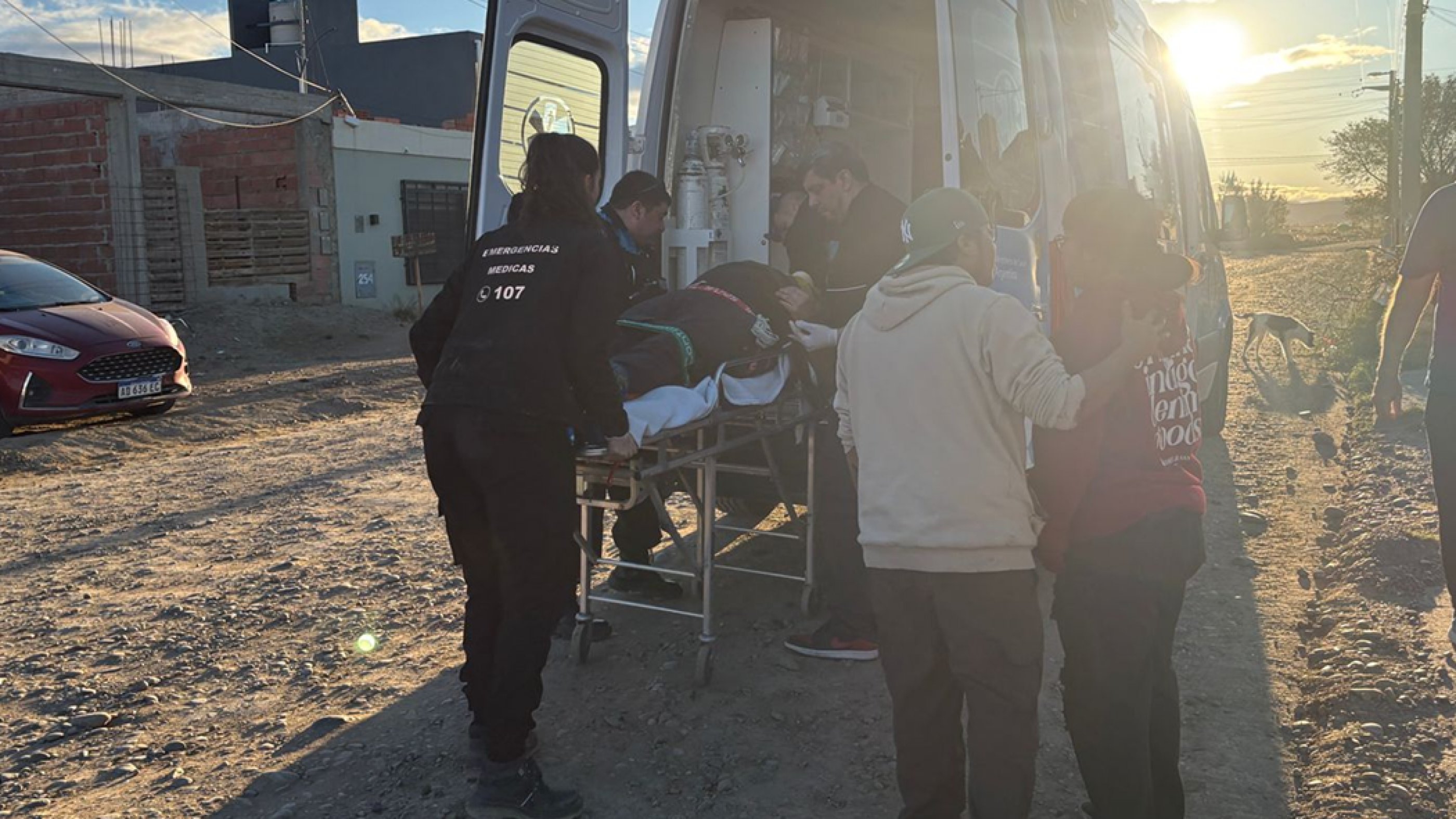 Km. 8: un hombre de 64 años cayó del techo de su caso y fue hospitalizado