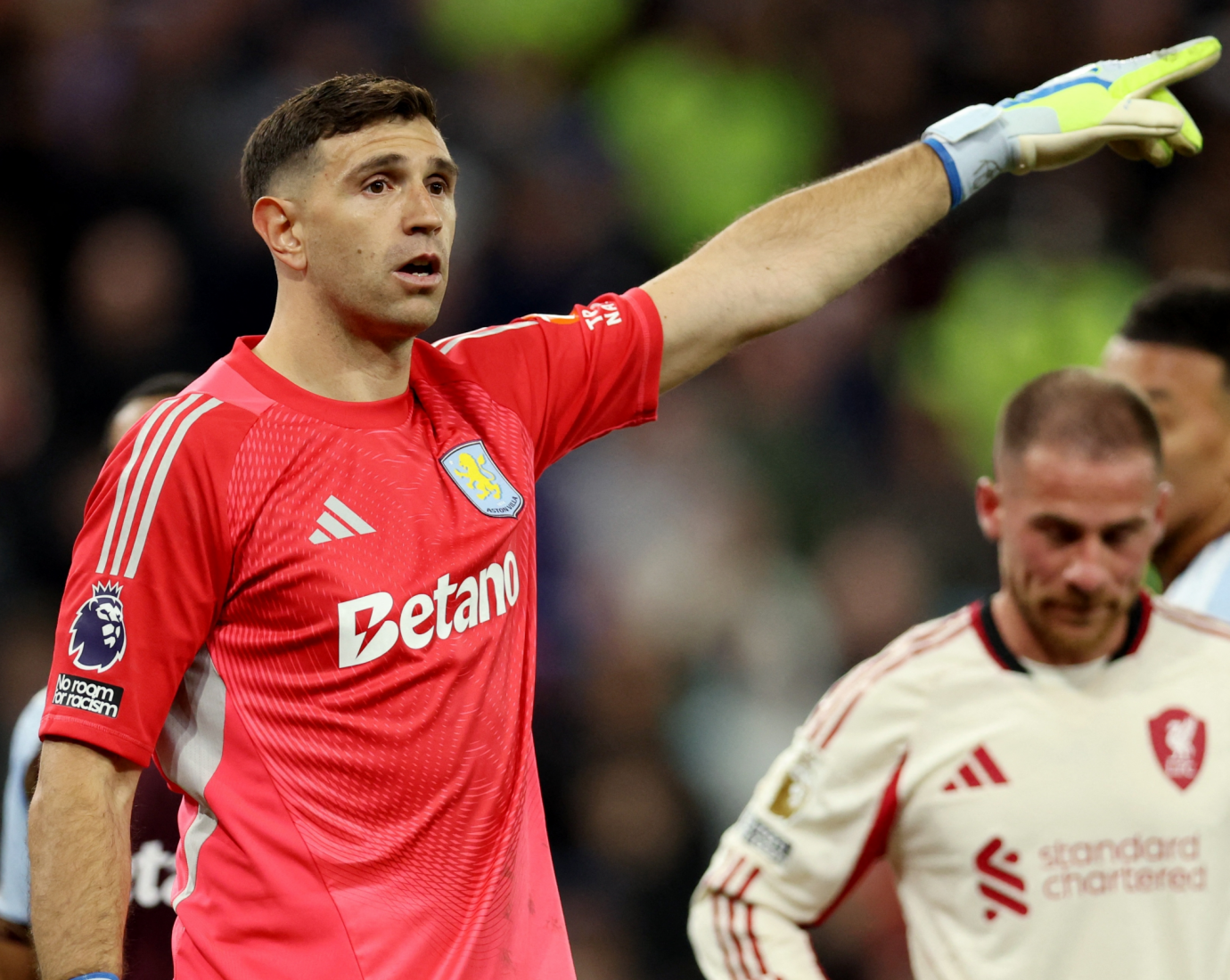 Dibu Martínez y Mac Allister protagonizaron un fuerte cruce en la Premier League