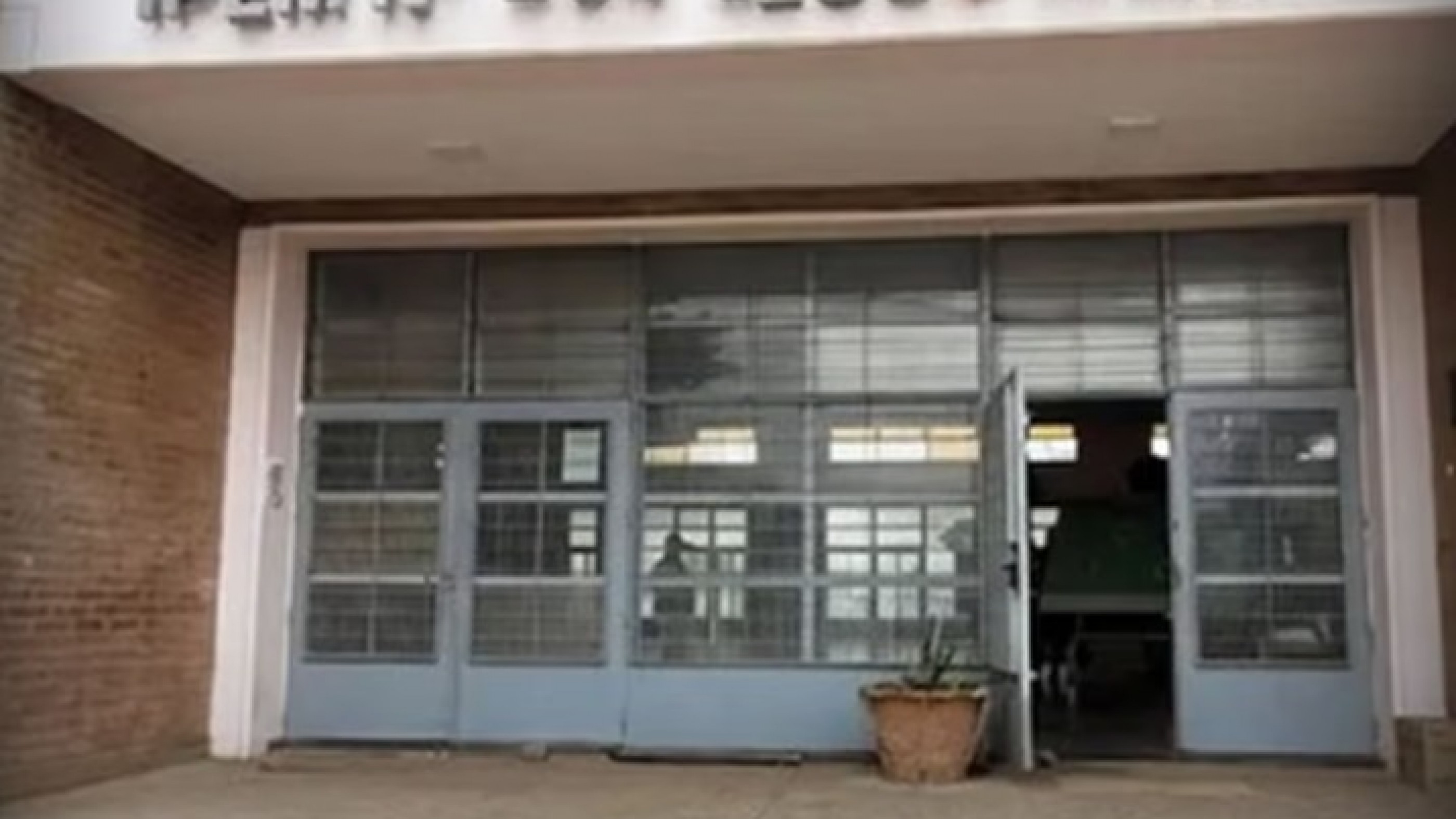 Tragedia en Córdoba: falleció una adolescente tras caerle un arco de fútbol en una escuela