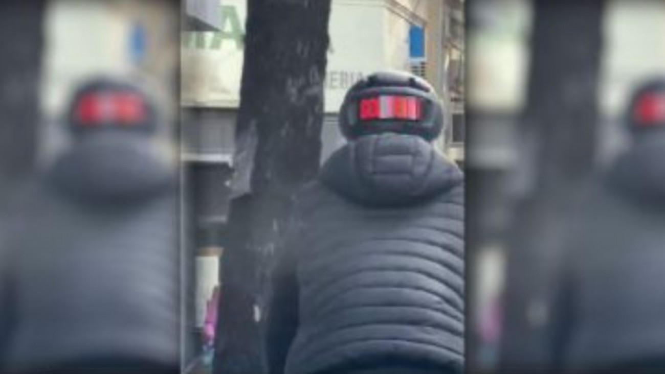 Llevaba un casco que decía "soltero", pero la verdadera historia detrás sorprendió a todos