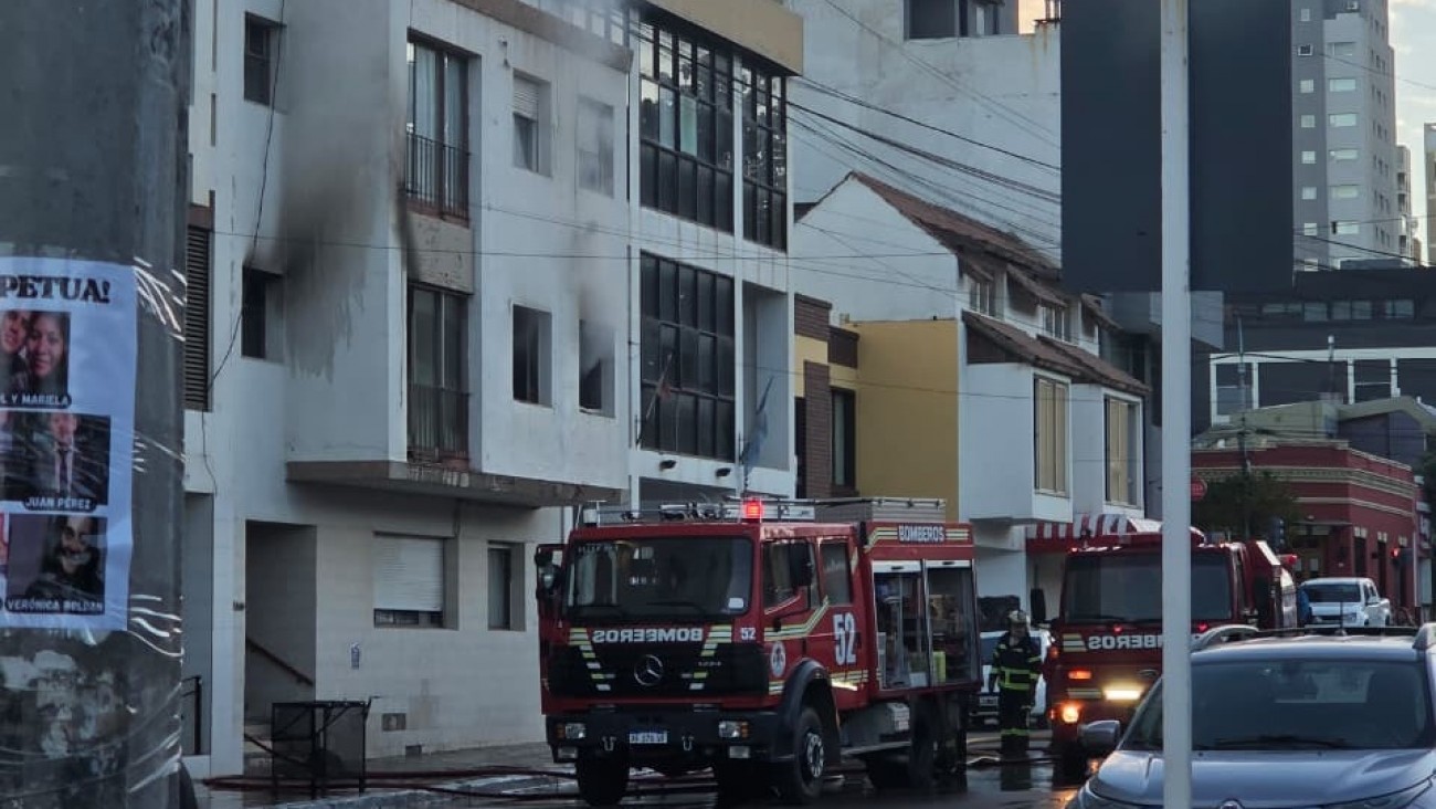 Se incendió la casa de una policía en el centro de Comodoro y sus tres hijos menores debieron ser hospitalizados