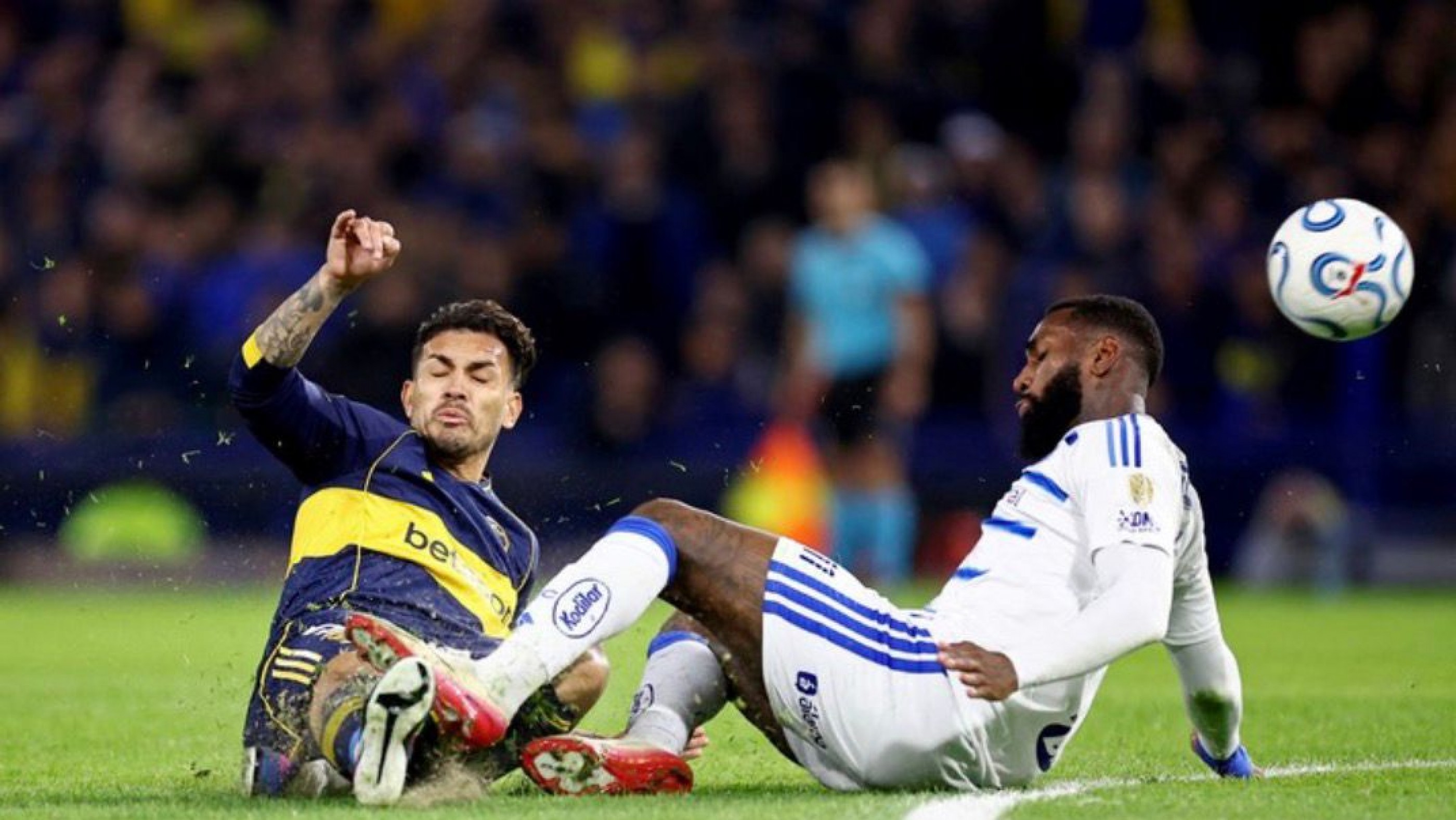 Bronca en Boca tras un empate lleno de reclamos arbitrales