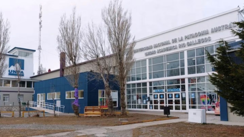 Violento ataque en Río Gallegos: un trabajador de la universidad apuñaló a un estudiante y le perforó un pulmón