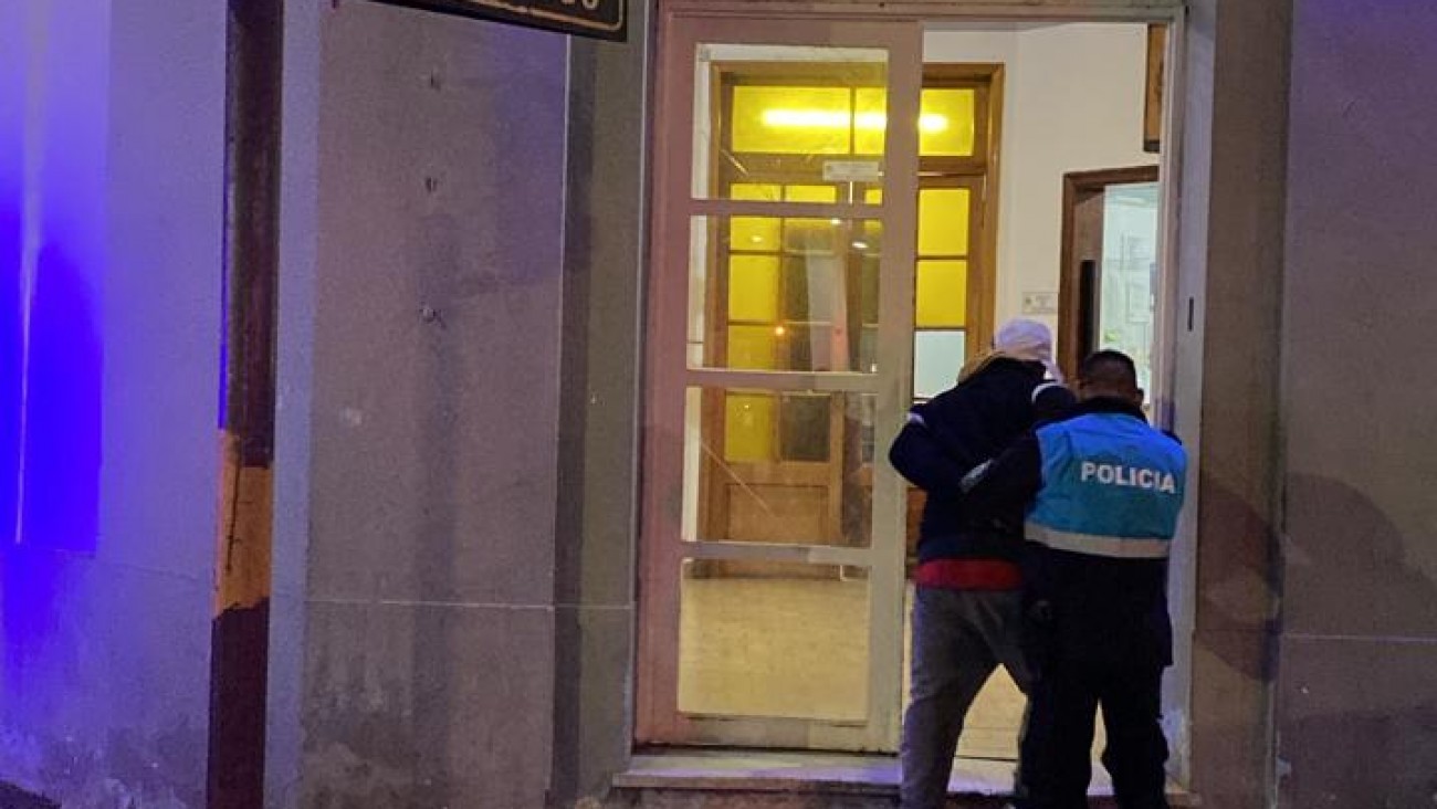 Demoraron a un hombre en el centro por insultar a policías y negarse a identificarse