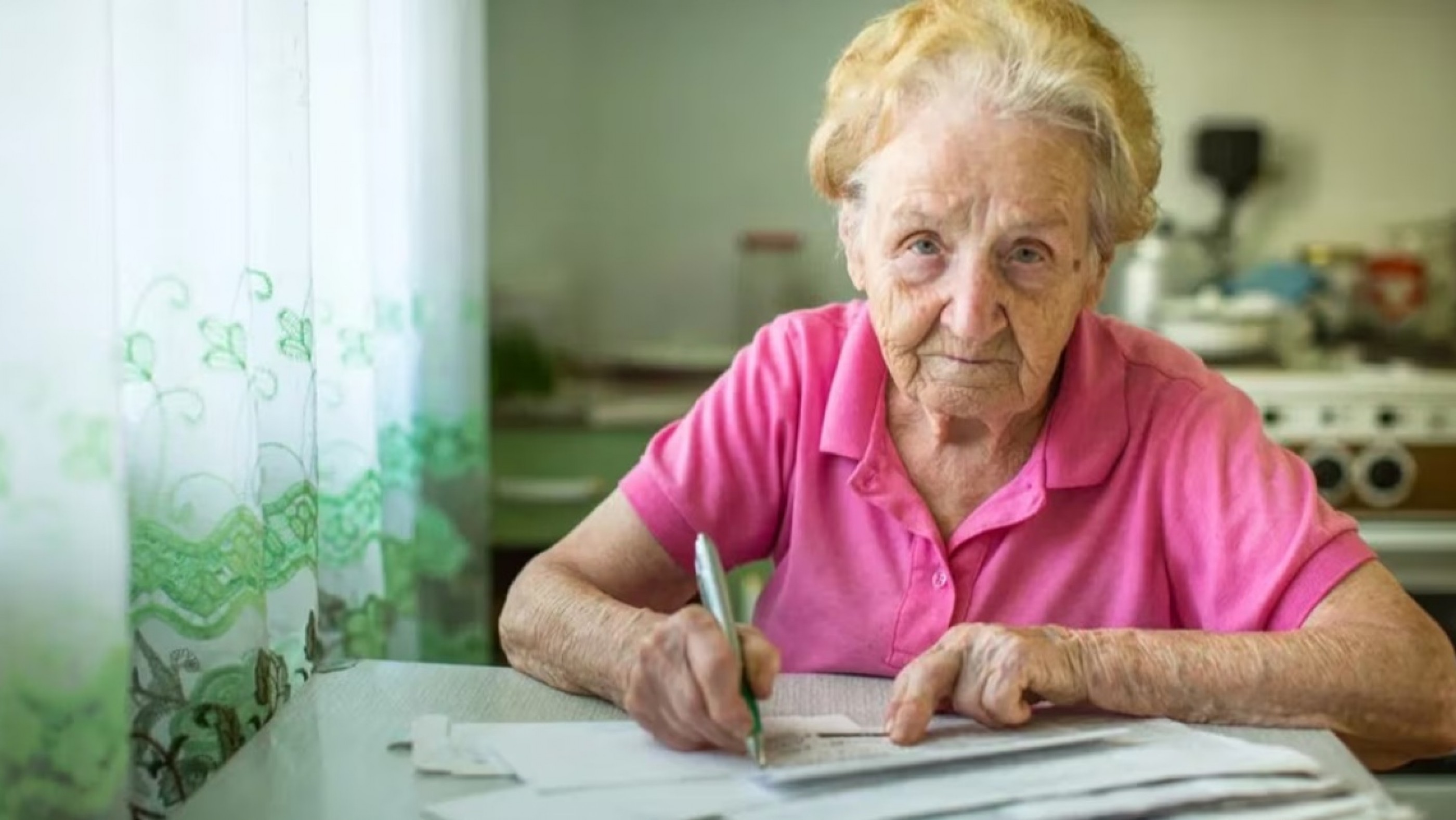 "Alquila una abuela", el fenómeno que tarifa el cuidado hogareño y expone el descarte de las mujeres mayores de 50 años