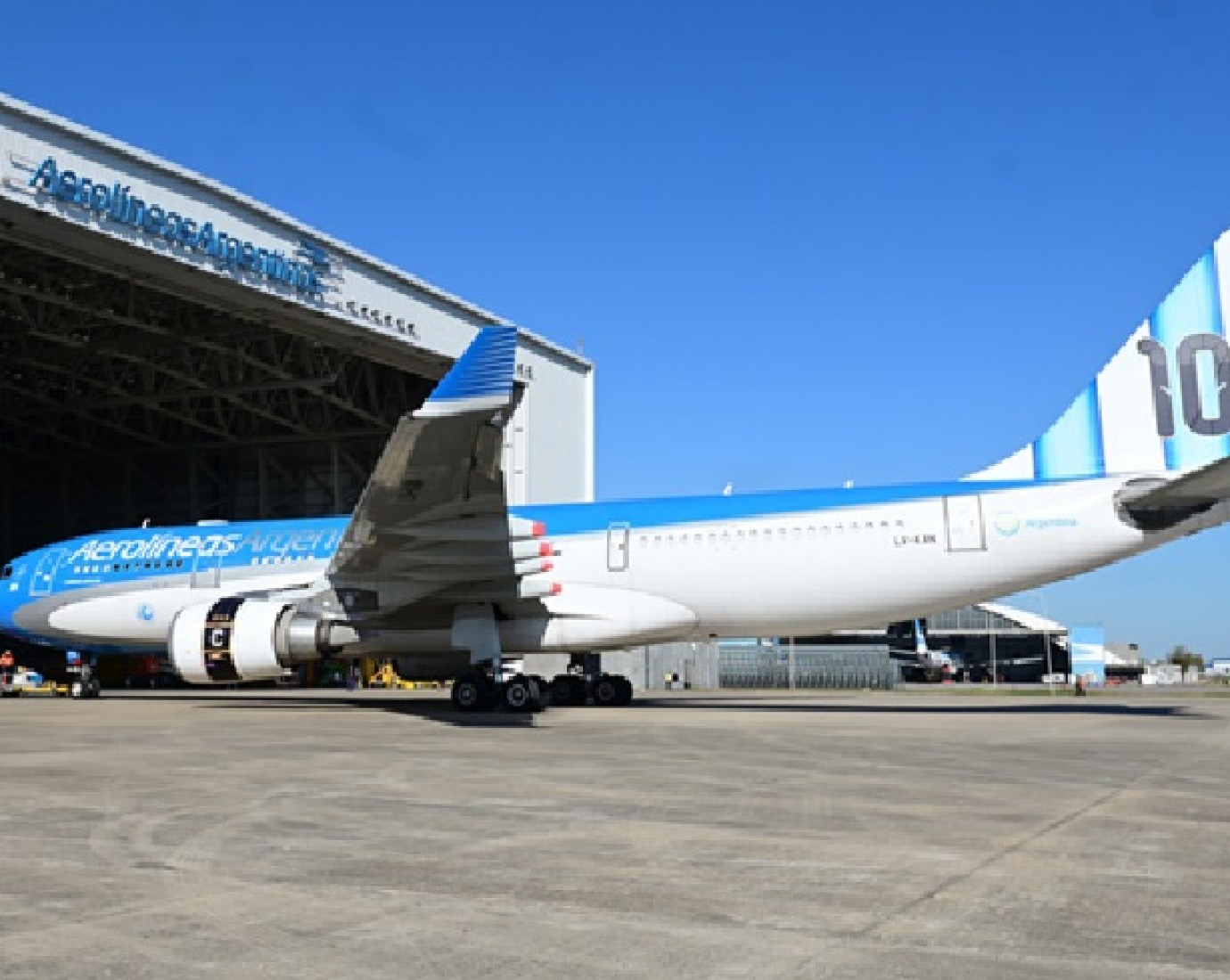 Aerolíneas Argentinas presentó el avión homenaje a Messi de cara al "Mundial más caro de la historia"