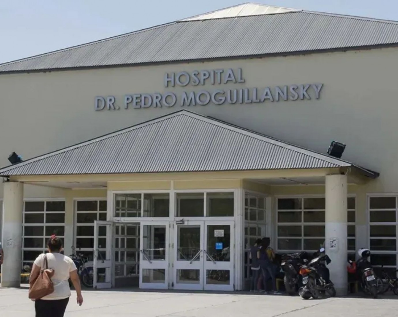 Caos en el Hospital de Cipolletti: incendio en ginecología, evacuación de recién nacidos y una pareja implicada