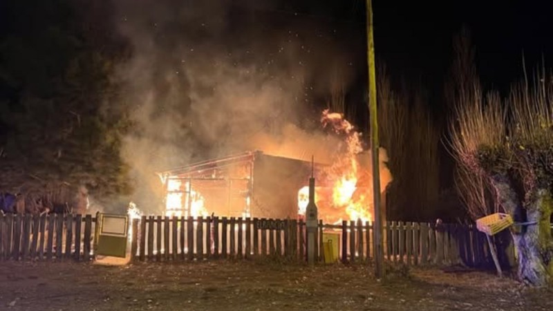 Incendio en Alto Río Senguer: una vivienda histórica de la Costanera sufrió graves daños