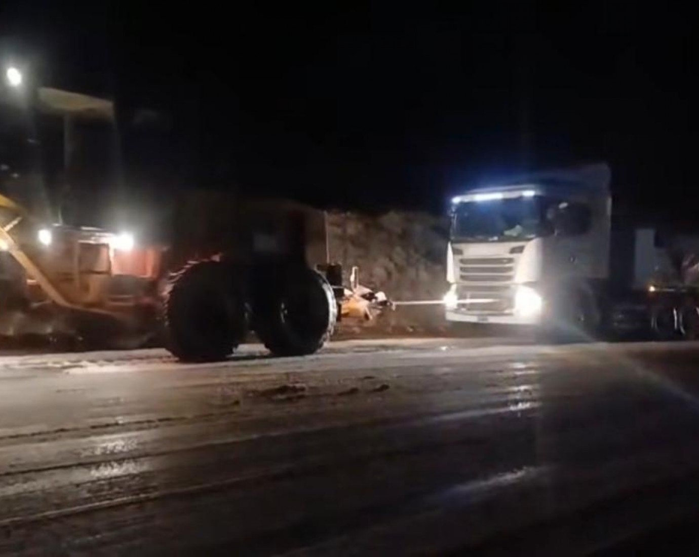 Advierten por nieve y hielo en la Ruta 26: trabajan para asistir a camiones y despejar la calzada