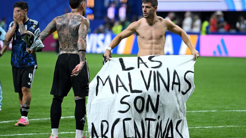 Con una bandera de Malvinas, la Selección celebró el pase a la final del Mundial