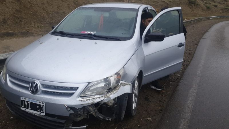 Susto en la Ruta 3: un auto despistó por la lluvia frente al Cenotafio