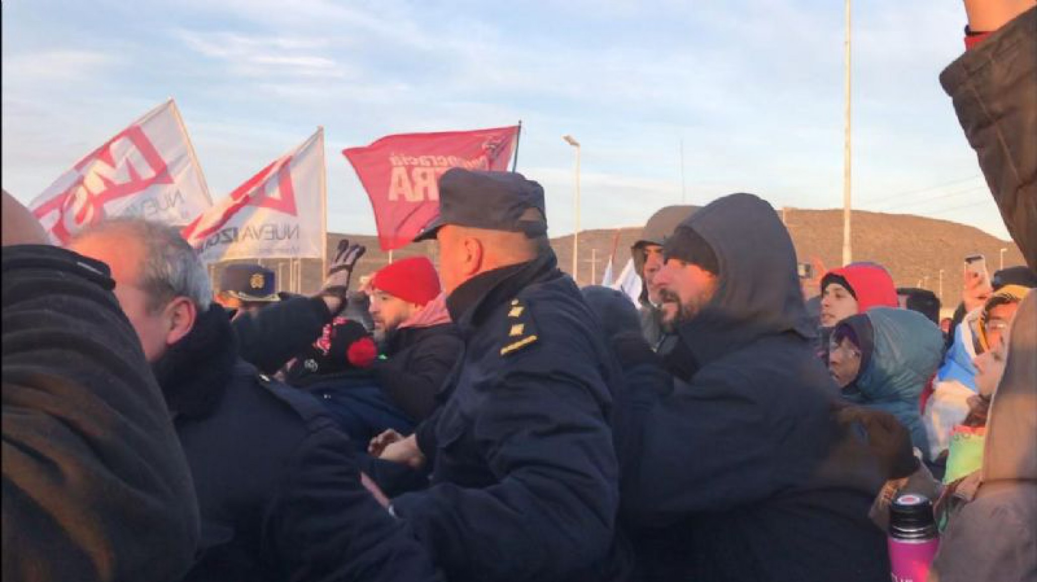 Hubo incidentes, la policía garantiza el paso de transporte de personal, los petroleros no avanzan